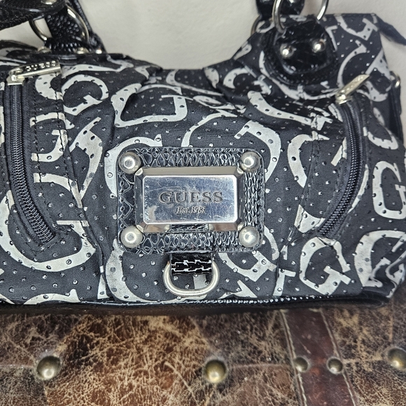 Guess graphic hand bag - Picture 2 of 11